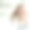 孩子戴着耳机在卧室听音乐。高质量照片图片下载