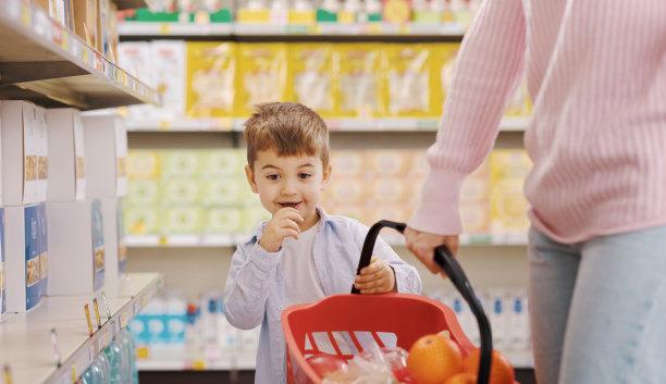 母亲和儿子一起在超市买杂货图片下载
