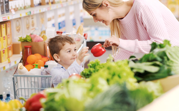 慈祥的母亲和孩子一起去杂货店买东西图片下载