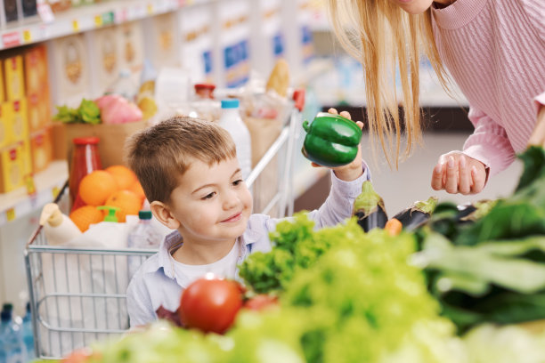 慈祥的母亲和孩子一起去杂货店买东西图片下载
