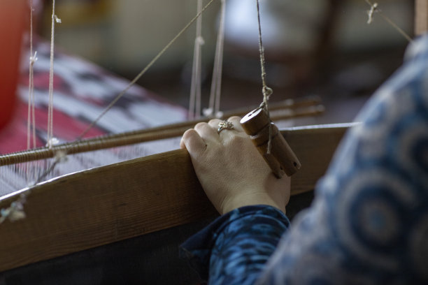 一位妇女在雕刻丝绸图片下载