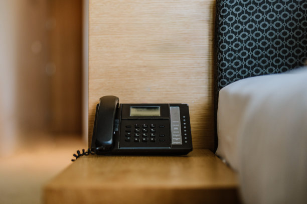 旅馆床边的老式电话图片下载