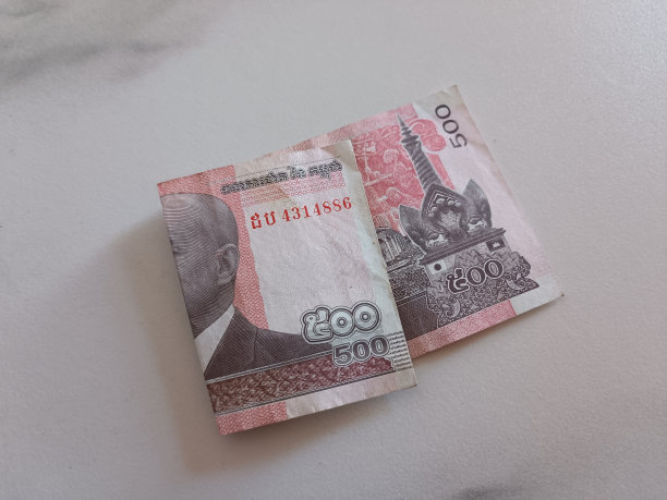 白色陶瓷桌上放着柬埔寨500瑞尔纸币图片下载