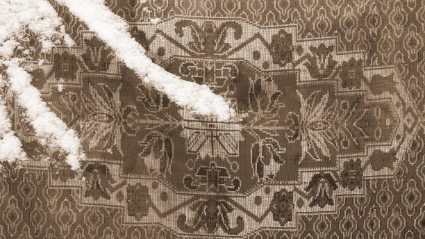深褐色的复古地毯壁纸与雪。黑色和白色的旧装饰品。复古图案照片。大全景图片下载