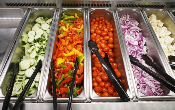 各种色彩鲜艳的新鲜蔬菜沙拉在容器在餐厅图片下载