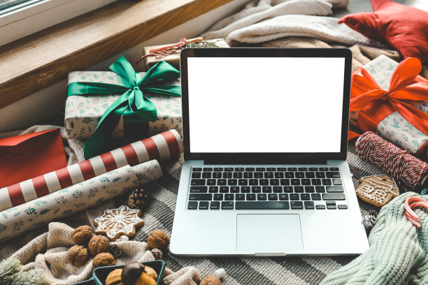 新年气氛中孤立屏幕的笔记本电脑。图片下载