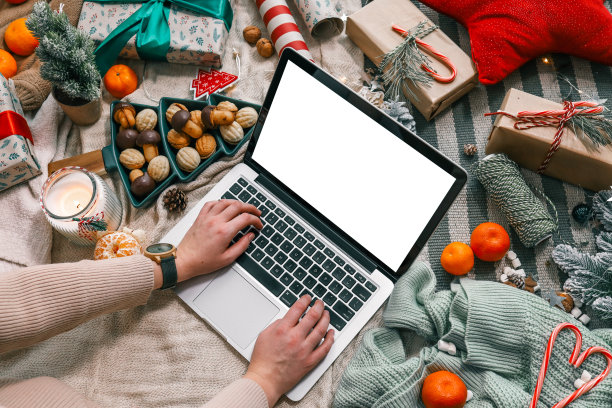 新年气氛中孤立屏幕的笔记本电脑。图片下载