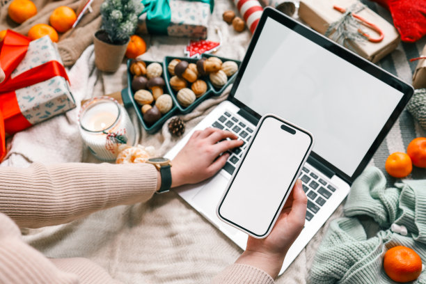 新年气氛中孤立屏幕的笔记本电脑。图片下载