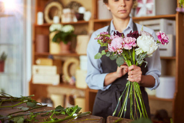 新鲜的粉红色花束，有牡丹，康乃馨图片下载