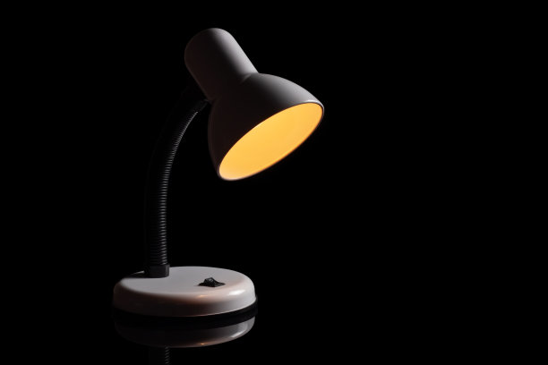 在黑暗的背景中点亮夜灯。复古效果风格图片图片下载