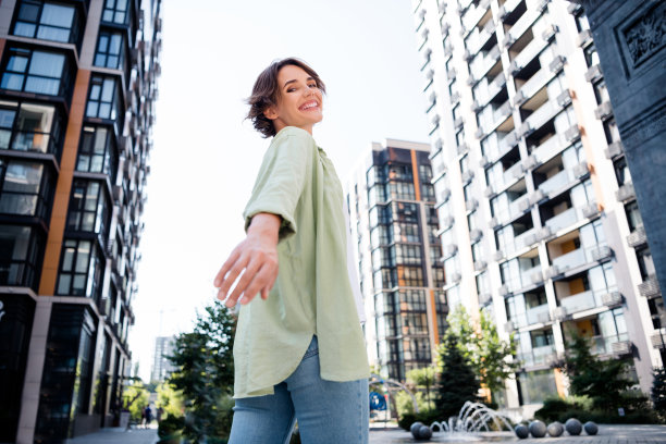 照片的快乐积极的好女朋友有乐趣花空闲时间散步大都市的城市景观图片下载
