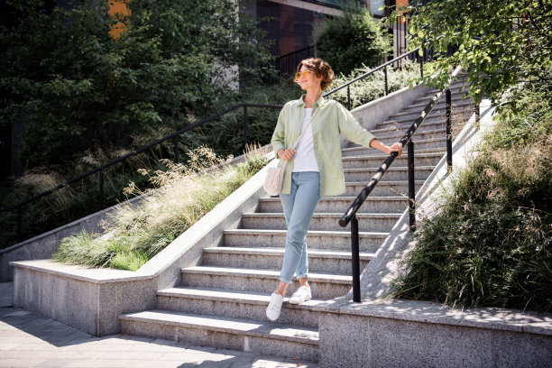 华丽漂亮的女孩穿着时尚的外观去购物商场中心的全身照片，阳光明媚的一天在户外图片下载