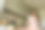 友善微笑的女性专业糖果师用糕点袋给纸杯蛋糕浇上奶油的照片。看着镜头。在室内的形象。做奶油蛋糕的女糕点师图片下载