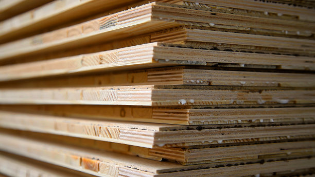 工厂主要生产硬木地板和强化地板。成品强化地板仓库。图片下载