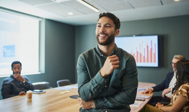 现代办公中的自信商人图片下载