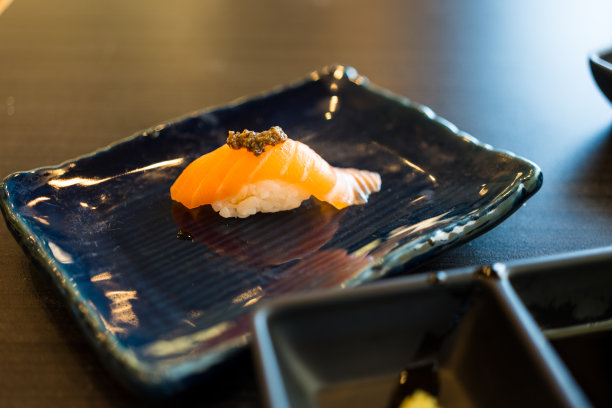 美味的三文鱼寿司图片下载