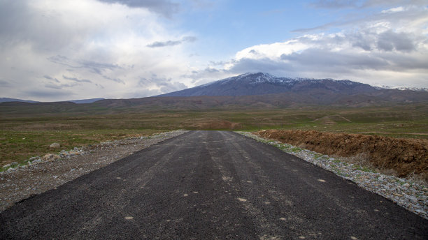 山谷中的山路图片下载