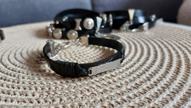 时尚珠宝照片特写。皮革手镯与金属细节。图片下载