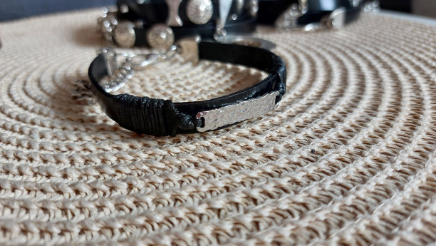 时尚珠宝照片特写。皮革手镯与金属细节。图片下载