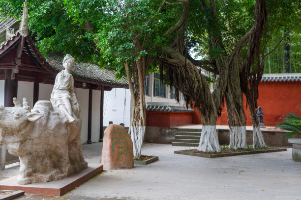 重庆白帝城的一尊巴族女子骑牛的雕塑。图片下载