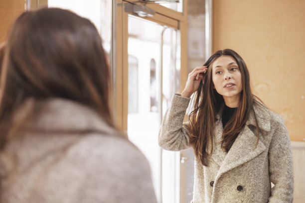 美少女用镜子，拉丁民族图片下载