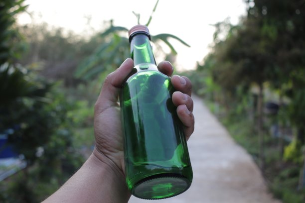 绿色玻璃瓶图片下载