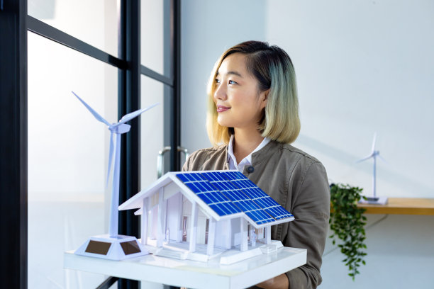 年轻的建筑师为可再生能源企业和零废物工业的风力发电机和太阳能电池板的住房开发项目规划创新的可持续电力设计图片下载