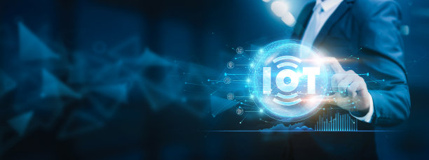 商人在物联网(IoT)概念中持有互联设备的圈子。管理和优化。设备连接和数据分析。智能技术网络。图片下载