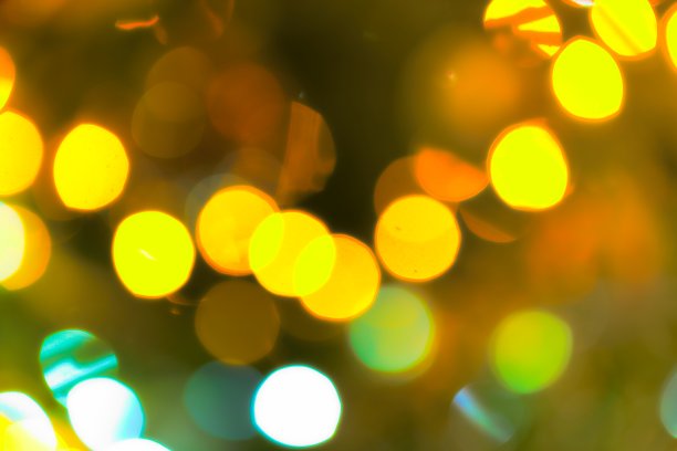 这张迷人的照片捕捉到了圣诞树上模糊的灯光的迷人光芒，营造出一种温暖而喜庆的氛围。图片下载