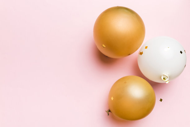 背景与固定的气球圆形和五彩纸屑，多色顶视图。生日派对背景图片下载