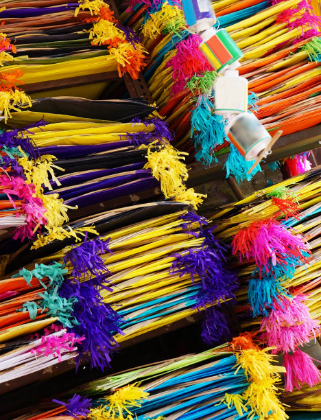 在印度丰收节、Pongal节或makar sankranti节，商店里展示出售的风筝图片下载