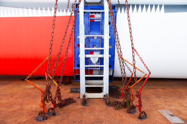 风力涡轮机的叶片用特殊的紧固件固定在船的甲板上。图片下载