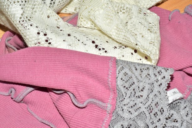 服装背景色彩丰富，纹理抽象的服装。图片下载