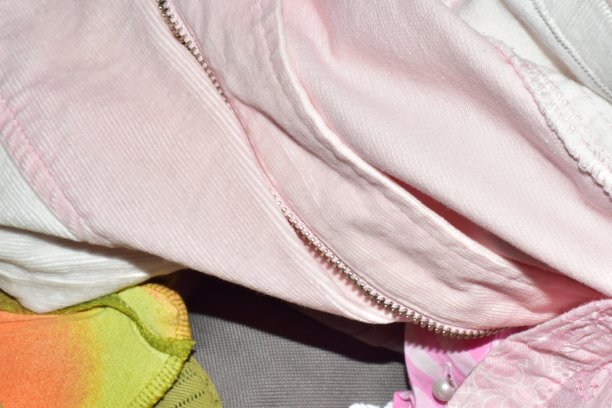 服装背景色彩丰富，纹理抽象的服装。图片下载