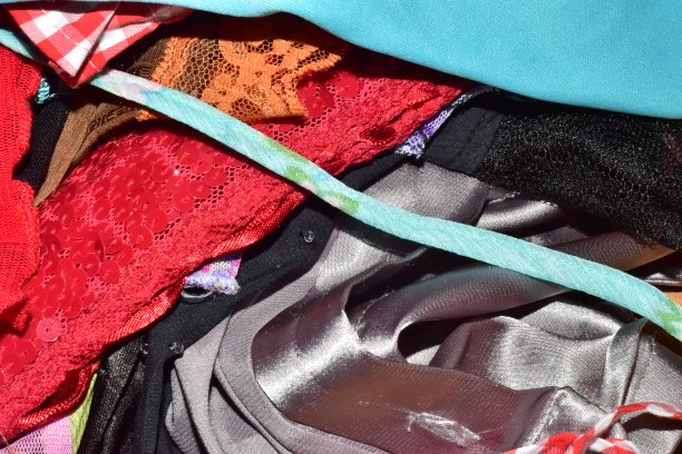 服装背景色彩丰富，纹理抽象的服装。图片下载
