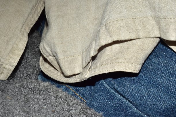 服装背景色彩丰富，纹理抽象的服装。图片下载