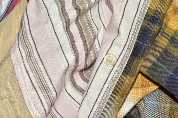 服装背景色彩丰富，纹理抽象的服装。图片下载