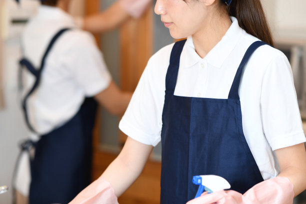 几个亚洲女管家在打扫厨房图片下载