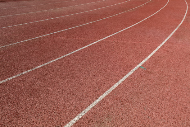 红色塑胶跑道的特写照片图片下载