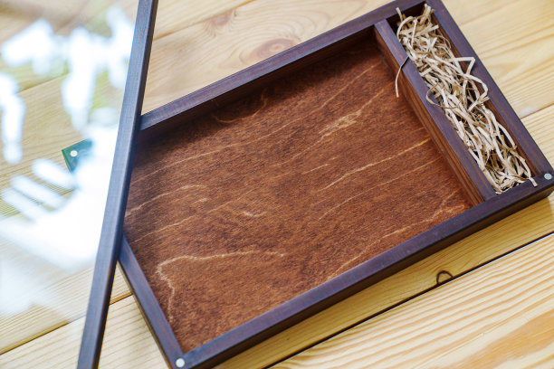 有玻璃盖的木制盒子，用来放漂亮的照片。图片下载