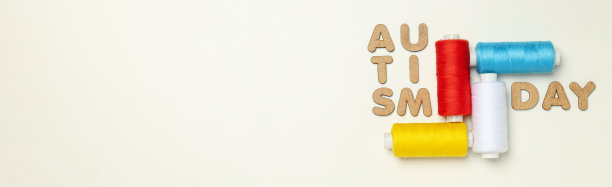 白色背景上有“自闭症”一词的彩色线，用来写文字。世界自闭症日概念图片下载