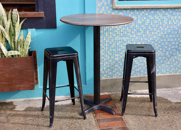 配有黑色金属吧台的小酒馆桌子图片下载