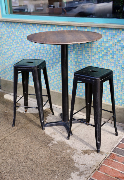 配有黑色金属吧台的小酒馆桌子图片下载