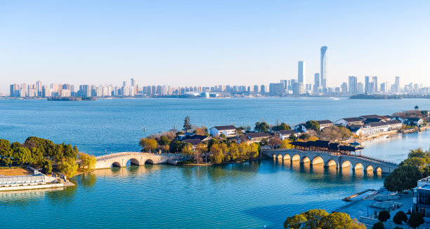 城市中湖泊和建筑物的航拍照片图片下载