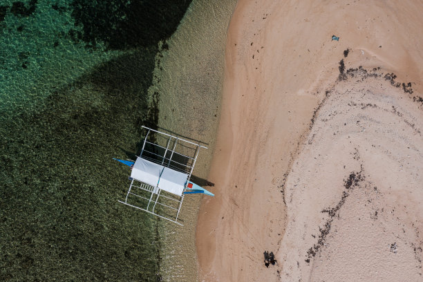 马尔塔塔约克岛上一艘搁浅船只的鸟瞰图图片下载