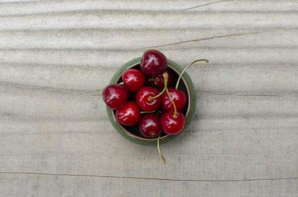 甜樱桃，最近收获的木材从上面看图片下载