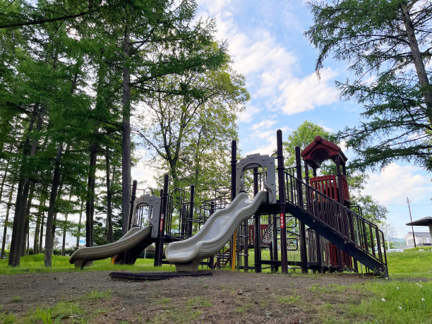 公园里孩子们的玩具图片下载