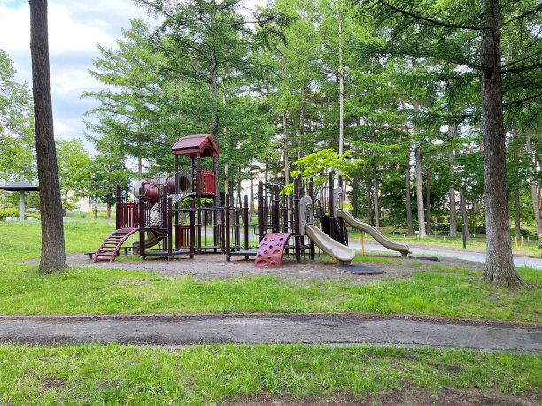 公园里孩子们的玩具图片下载