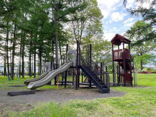 公园里孩子们的玩具图片下载