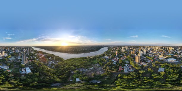 用无人机拍摄的巴西和巴拉圭之间的河流日落时的360度航拍照片图片下载